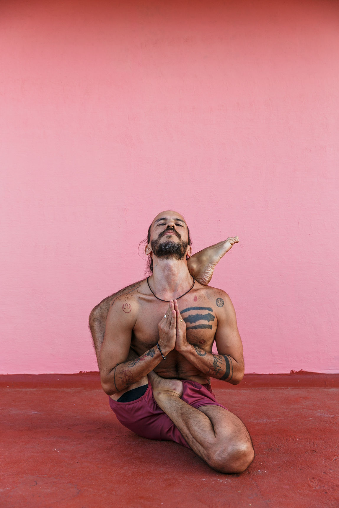 Lucas Carvalho praticando Ashtanga Yoga