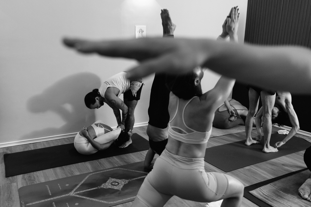 Lucas orientando uma aula de Ashtanga Yoga